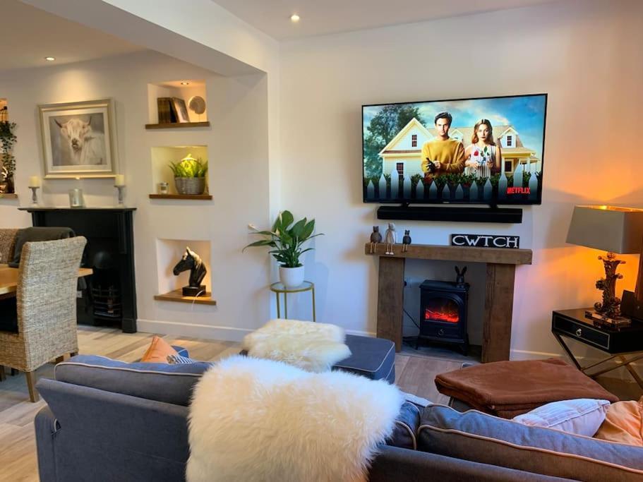 Renovated Miner'S Cottage - Family & Dog Friendly Abertillery ภายนอก รูปภาพ